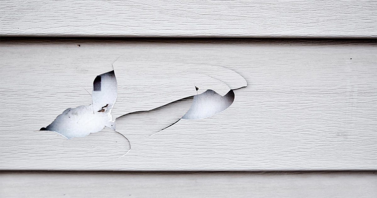 PMV - Blog - Can You Paint Vinyl Siding 1 large crack in vinyl siding.